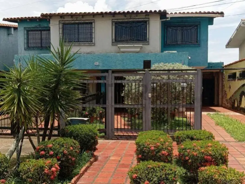 EN VENTA HERMOSO TOWNHOUSE. URBANIZACIÓN LA FLORESTA