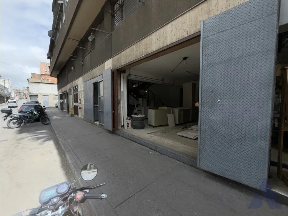 Alquilo local comercial 157m2 Puente Hierro 5707