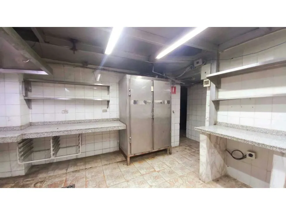 Se alquila local comercial 70m2 Av. Lecuna 4314 - 17