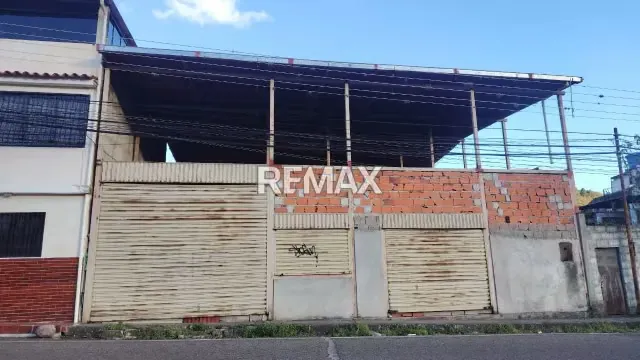 En Venta Galpón Comercial en la entrada principal de cordero a dos cuadras de la plaza. - 5
