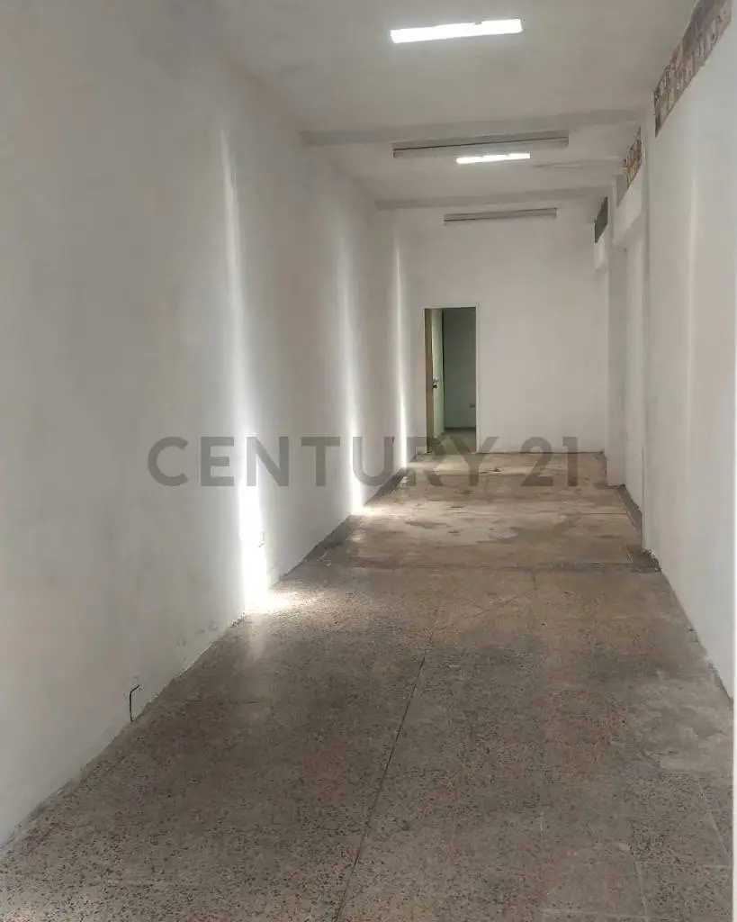 Magnifico espacio para oficina, deposito o negocio que trabaje a puerta cerrada.
