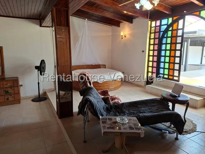 Casa (Multipes Niveles) en Venta en La Rosaleda, Miranda - 46