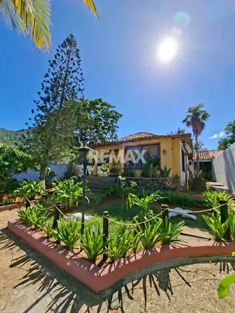 EN VENTA AMPLIA CASA EN MANANTHIAL DE GUAYAMURY
