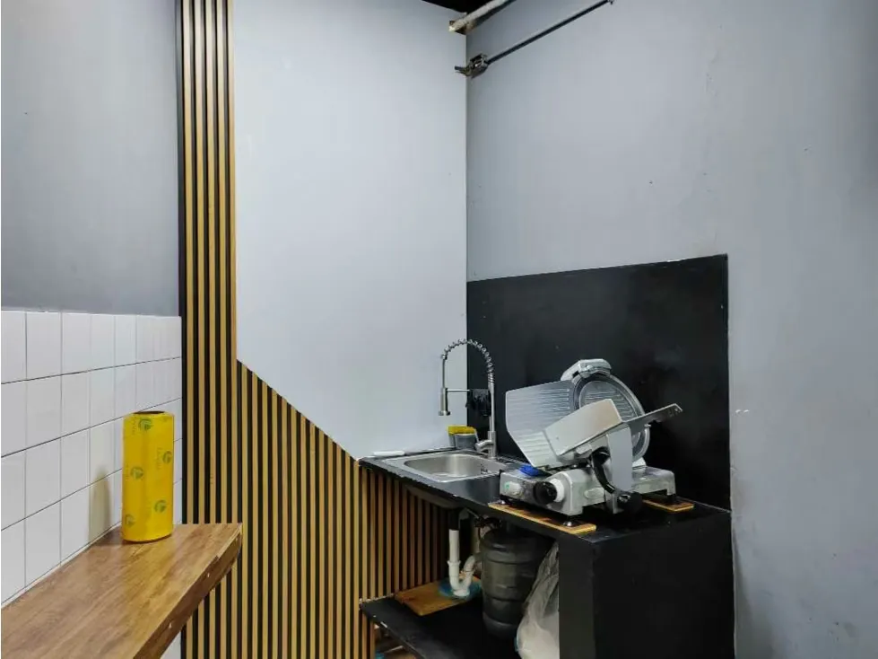 Se alquila local 121m2 El Recreo 3549 - 9