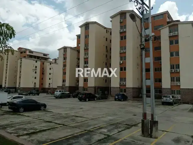 EN ALQUILER: APARTAMENTO SEMI-AMOBLADO – SAN FRANCISCO