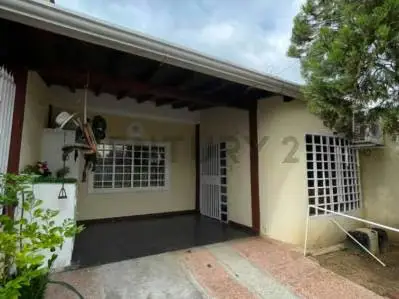 En venta casa de 2 niveles. Conjunto Residencial Prados de Alto Barinas.