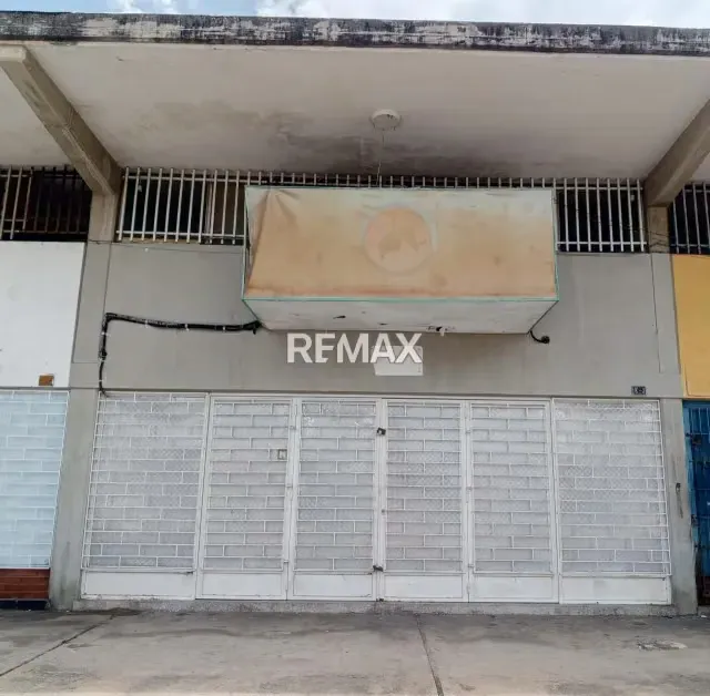 Alquiler de Local Comercial. Ubicado en el Centro Comercial Mercedes Díaz II. - 2