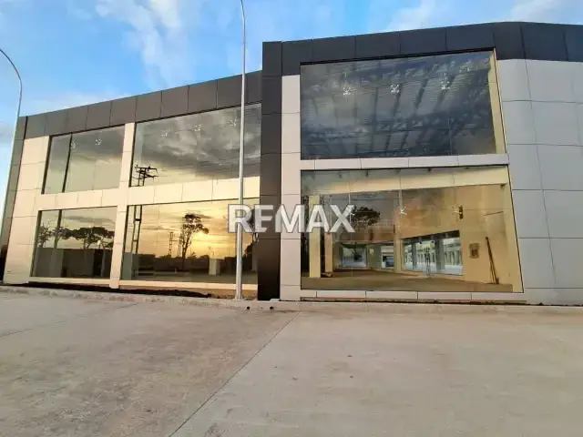 AMPLIO LOCAL COMERCIAL EN VENTA, CON EXHIBICION AL FRENTE, 1.547 m2 OBRA BLANCA, C.C. TIPURO CENTER MATURIN-MONAGAS