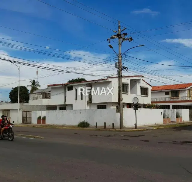 CASA COMERCIAL EN VENTA EN ESQUINA ESTRATEGICA ZONA NORTE - 2