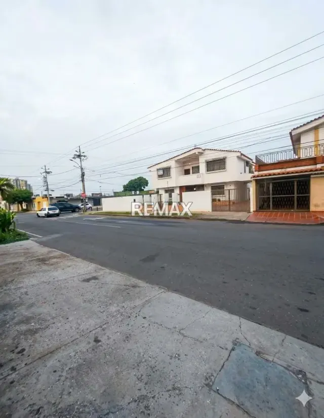 CASA COMERCIAL EN VENTA EN ESQUINA ESTRATEGICA ZONA NORTE - 5