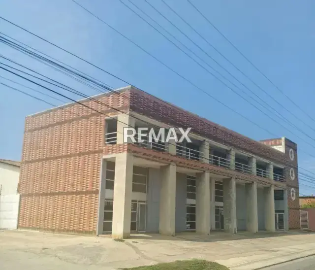 Local comercial en Alquiler Cerca del CC Puente Real. Nueva Barcelona