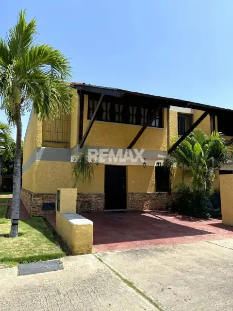 EN ALQUILER TOWNHOUSE UBICADO EN EL CONJUNTO RESIDENCIAL LE CHAPEU VILLAS