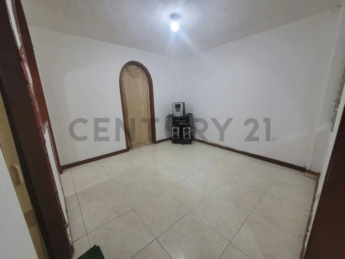 Casa en venta, 2 niveles - 4