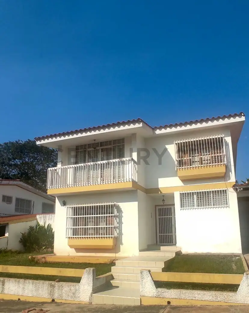 CENTURY 21 Confort Casa en la Urb El Pedregal ideal para remodelar Ubicado e