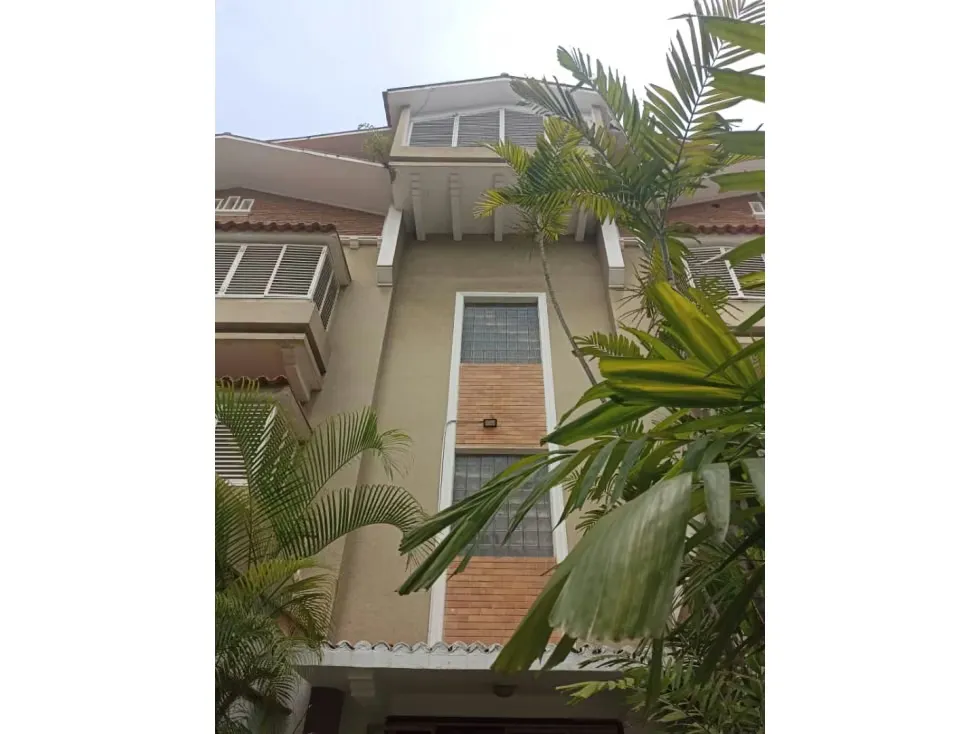 Se alquila oficina 154m2 Las Mercedes 2706