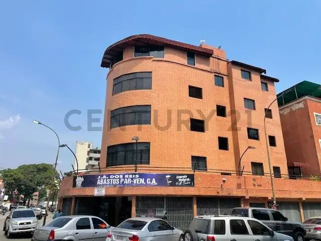 Excelente oficina de 65 mts2 en alquiler en Los Chaguaramos.