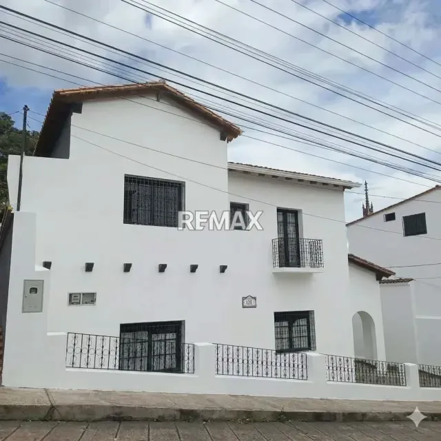 casa en venta Ubicada estratégicamente en pleno centro, bajando de la calle 9 - 3