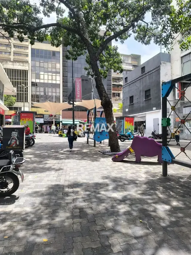 VENTA LOCAL COMERCIAL SABANA GRANDE A PIE DE CALLE - 4