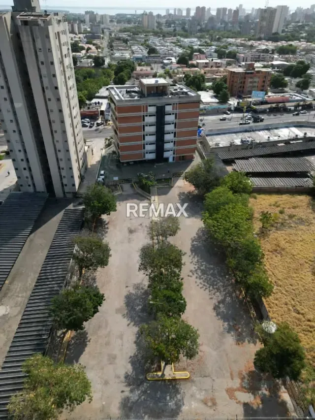 TERRENO EN ALQUILER AL LADO DEL EDIFICIO IPPLUZ, AVENIDA DELICIAS - 2