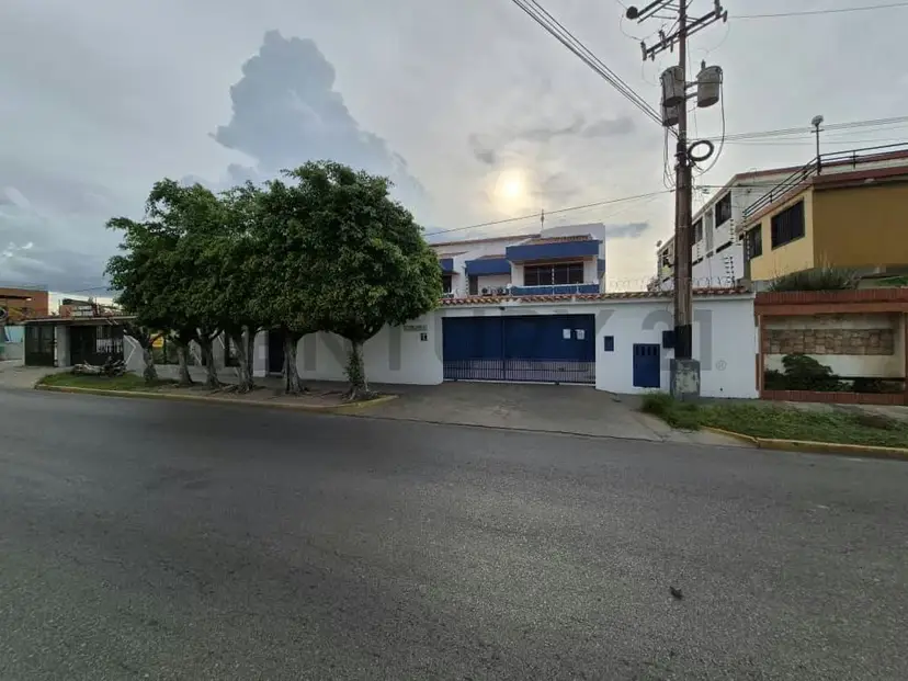 Century21 ofrece en venta Quinta para uso empresarial