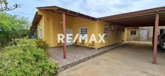 casa y dos anexos en venta en casco central de Los Taques amoblada y equipada
