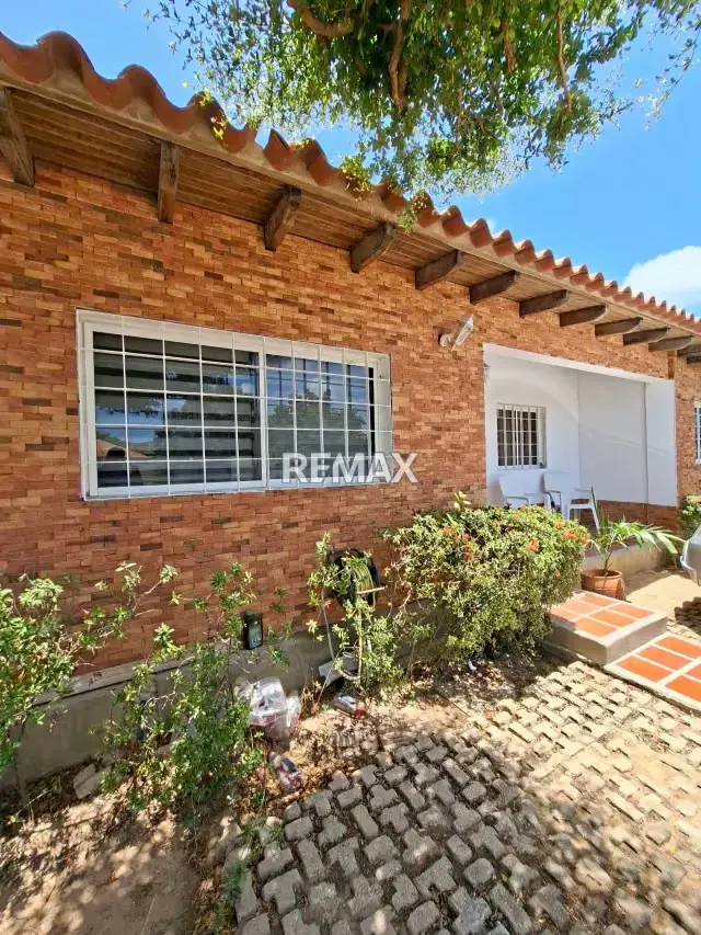 EN VENTA HERMOSA CASA EN EL VALLE