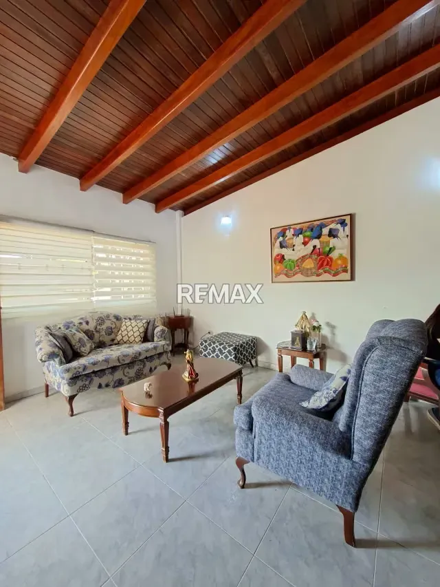 EN VENTA HERMOSA CASA EN EL VALLE - 2