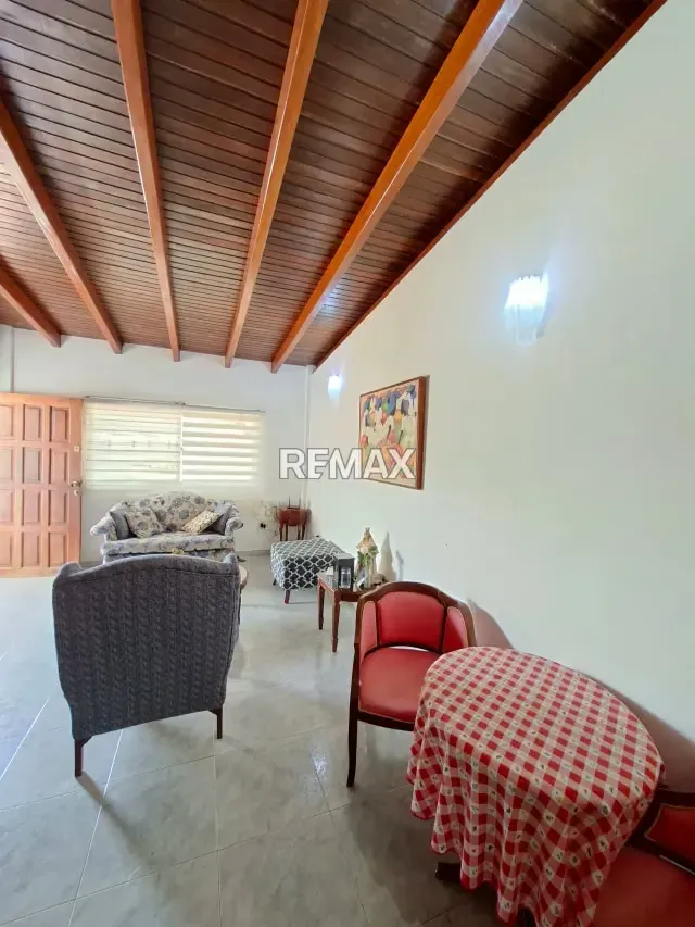 EN VENTA HERMOSA CASA EN EL VALLE - 4