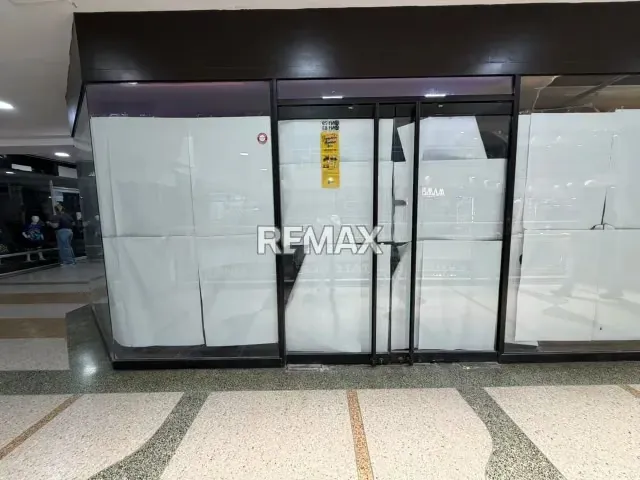 En Alquiler Local Comercial en el Centro Comercial Galería Plaza, en plena Avenida Bolívar - 3