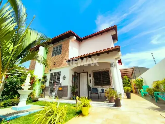 TOWNHOUSE MODERNO, EN URBANIZACIÓN LOS OLIVOS, SECTOR PALO SANO