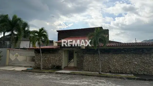 Se Vende Casa a Modernizar de Esquina Urb Altos de Guataparo