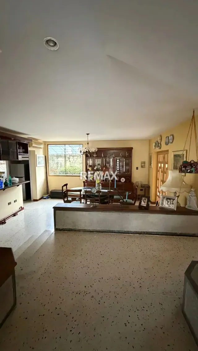 Se Vende Casa a Modernizar de Esquina Urb Altos de Guataparo - 15