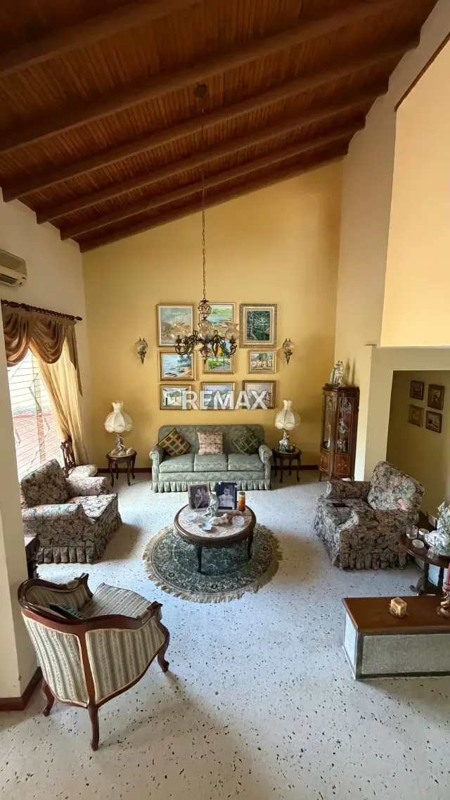 Se Vende Casa a Modernizar de Esquina Urb Altos de Guataparo - 17