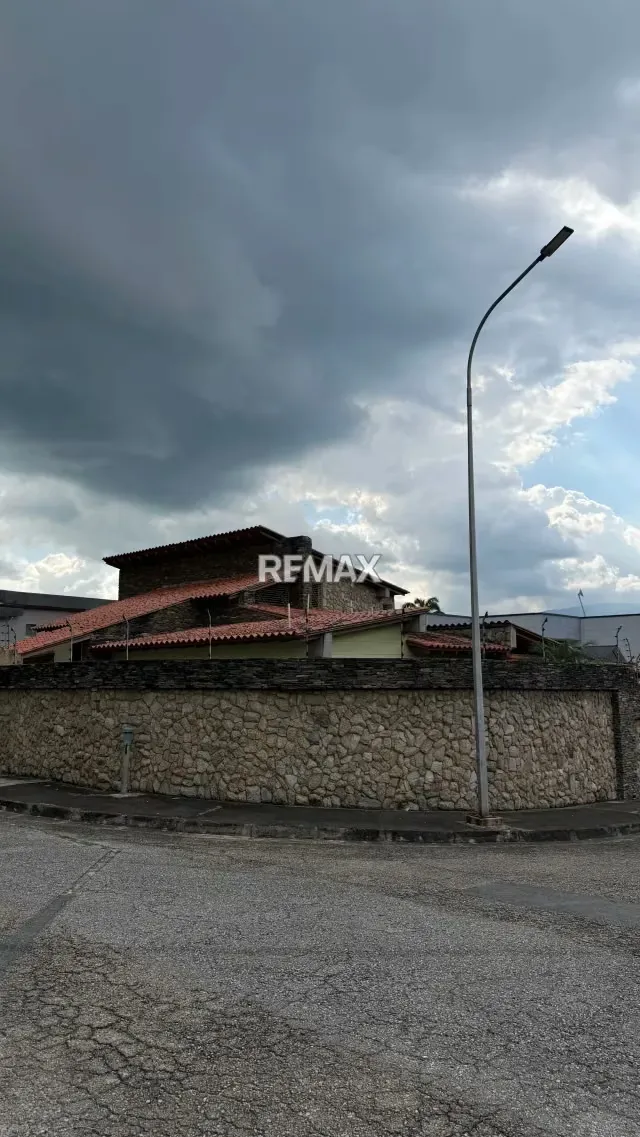 Se Vende Casa a Modernizar de Esquina Urb Altos de Guataparo - 3