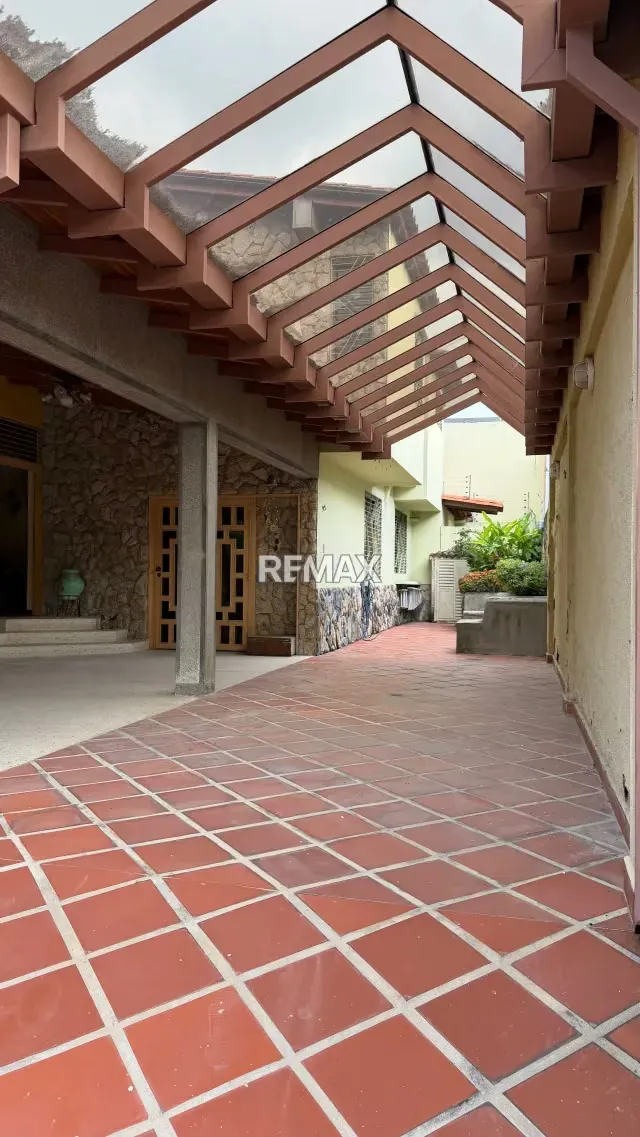 Se Vende Casa a Modernizar de Esquina Urb Altos de Guataparo - 6