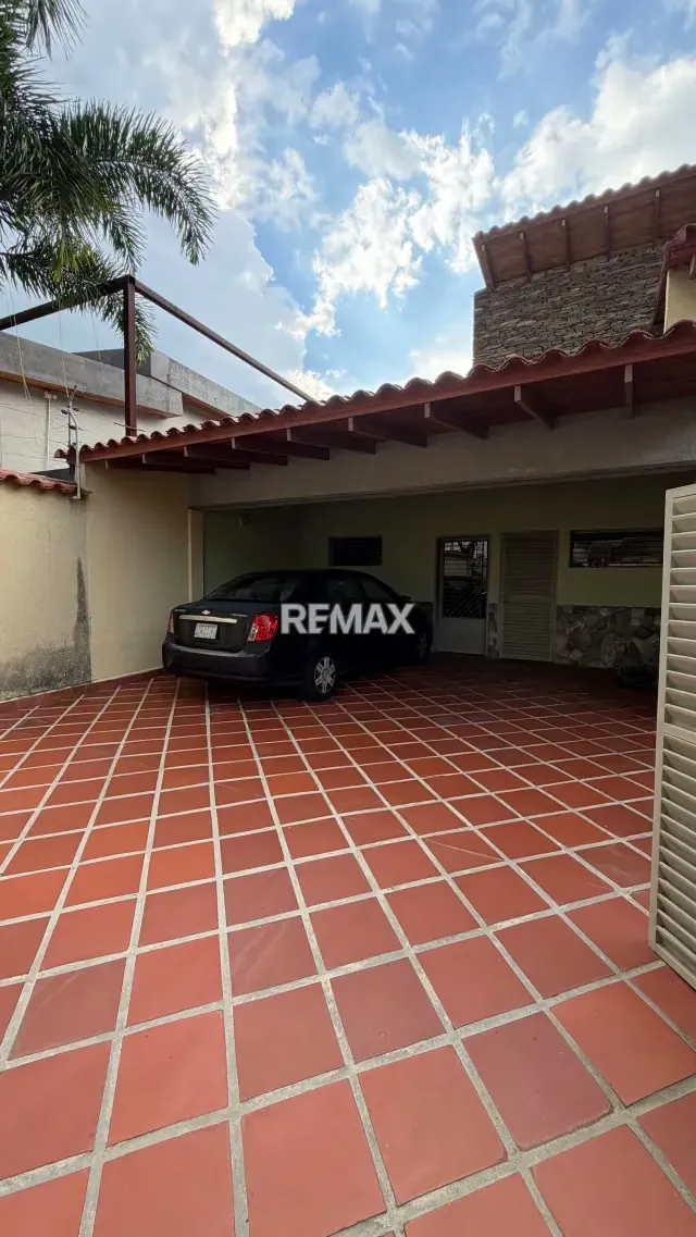 Se Vende Casa a Modernizar de Esquina Urb Altos de Guataparo - 9