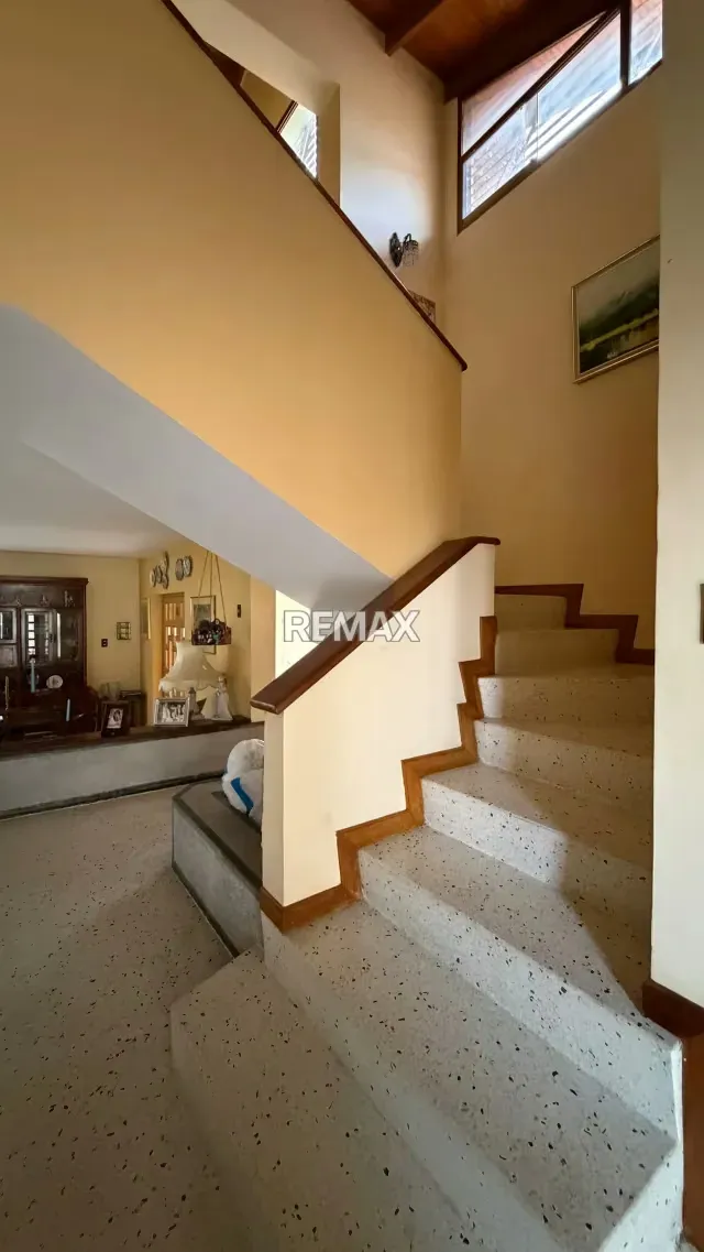 Se Vende Casa a Modernizar de Esquina Urb Altos de Guataparo - 10