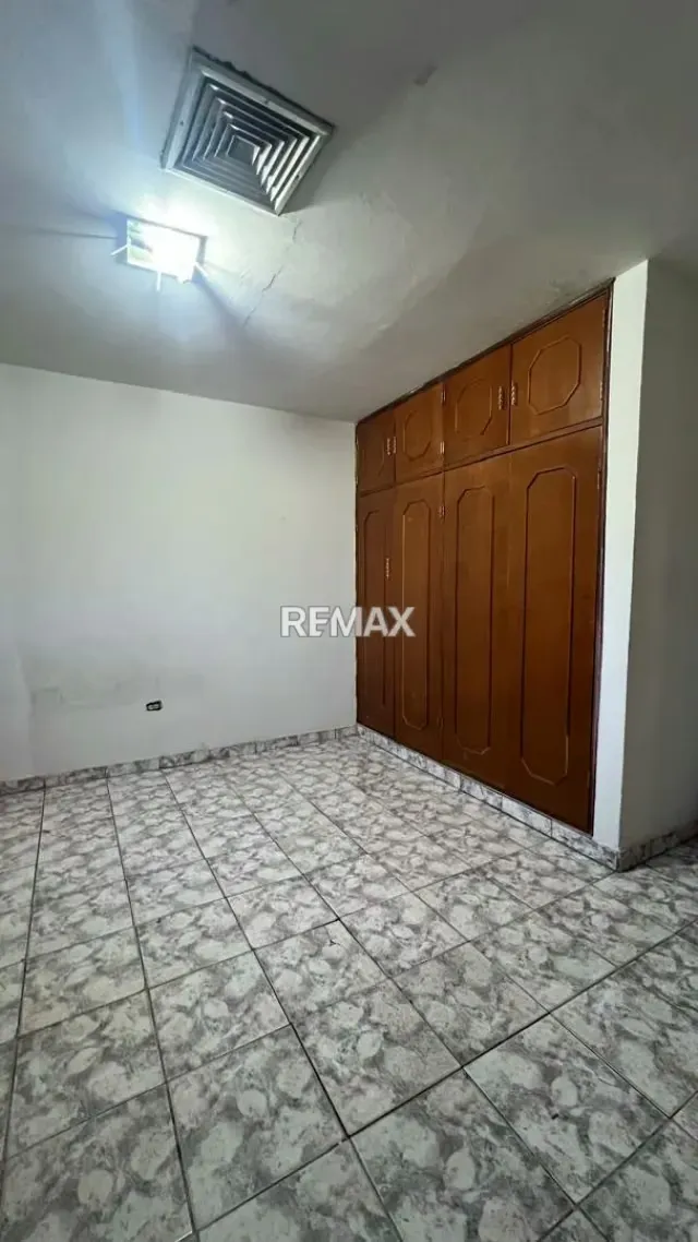 Local Comercial Multipropósito con Depósito y Apartamento en Av. La Limpia - 13