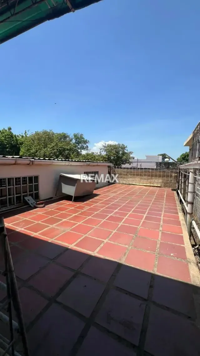 Local Comercial Multipropósito con Depósito y Apartamento en Av. La Limpia - 15