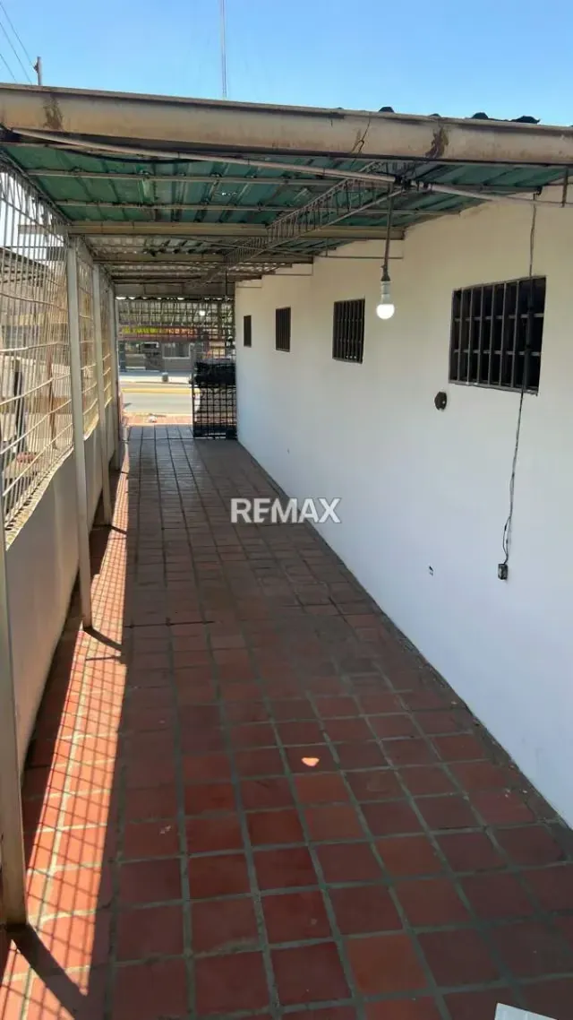 Local Comercial Multipropósito con Depósito y Apartamento en Av. La Limpia - 16