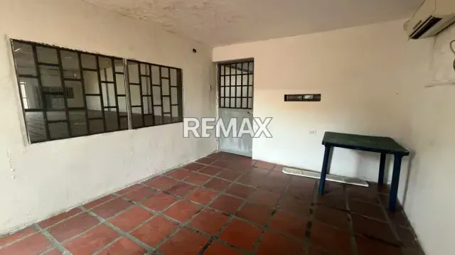 Local Comercial Multipropósito con Depósito y Apartamento en Av. La Limpia - 17