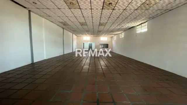 Local Comercial Multipropósito con Depósito y Apartamento en Av. La Limpia - 19