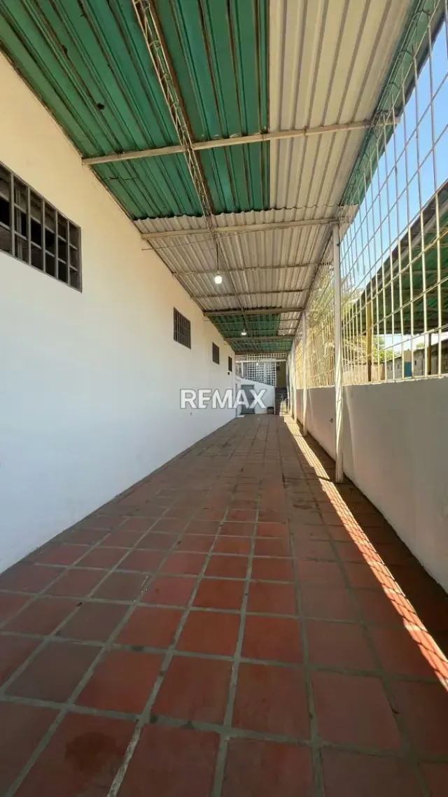 Local Comercial Multipropósito con Depósito y Apartamento en Av. La Limpia - 2