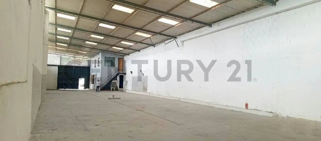 OPORTUNIDAD COMERCIAL EN LOS GUAYABITOS, AMPLIO GALPON EN ALQUILER - 2