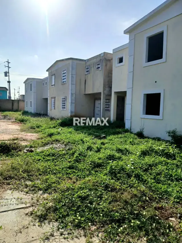 Town house en gris en venta calle Bermudez entre L y K