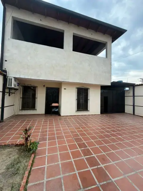 Se vende casa en urbanización la Arboleda Santa Cruz