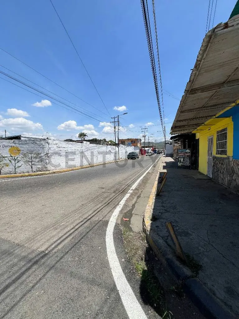 Venta galpón con vivienda en casco Central de Los Guayos.