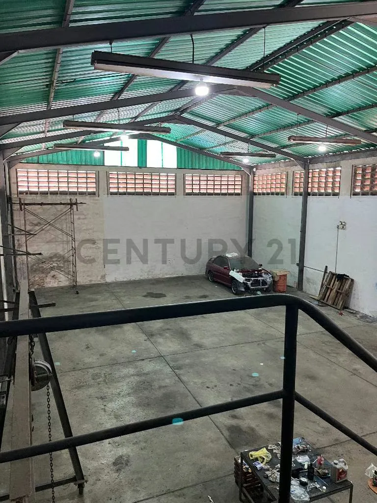 Venta galpón con vivienda en casco Central de Los Guayos. - 11