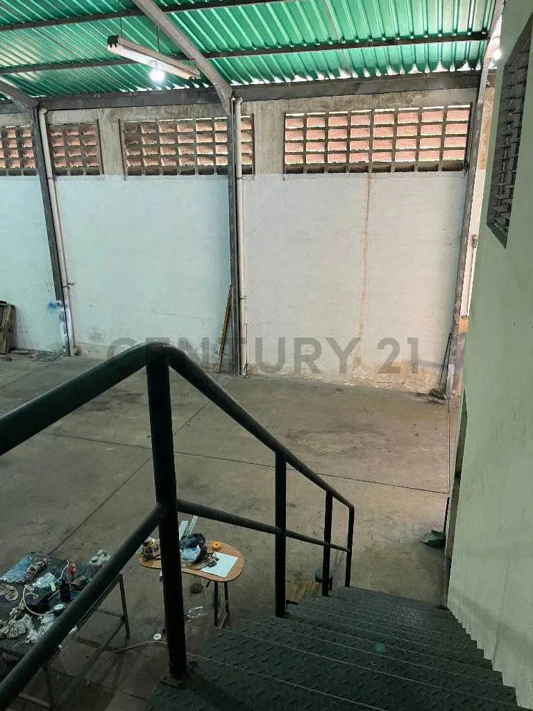 Venta galpón con vivienda en casco Central de Los Guayos. - 12