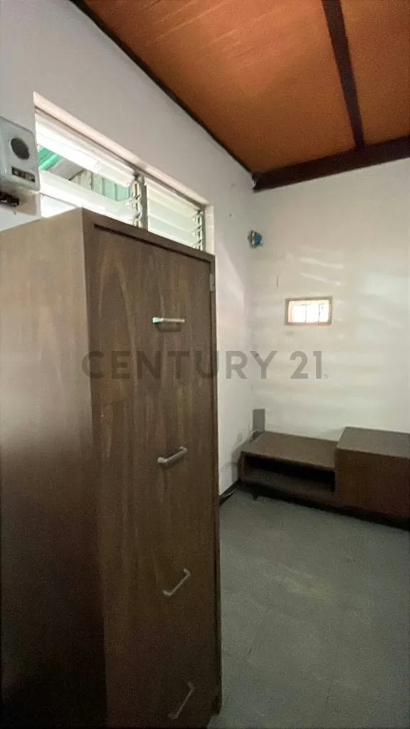 Venta galpón con vivienda en casco Central de Los Guayos. - 16